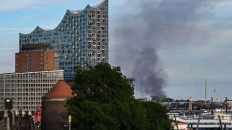 Hamburg: Hunderte Feuerwehrleute löschen Großbrand im Hafen