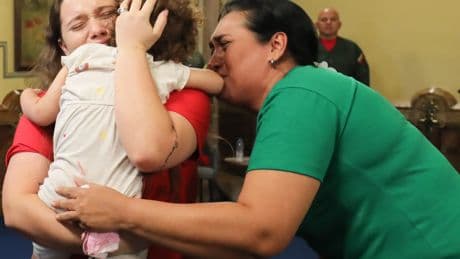 Llega a Venezuela una niña de dos años separada de su madre al ser deportada por EEUU en un vuelo
