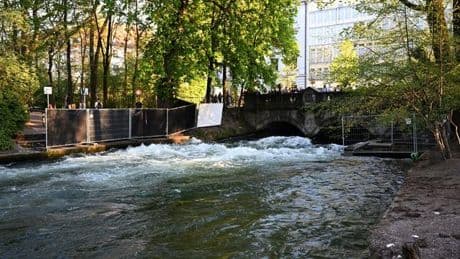 Weltbekannte Eisbachwelle: Surf-Unfall am Eisbach: Vorschläge für mehr Sicherheit