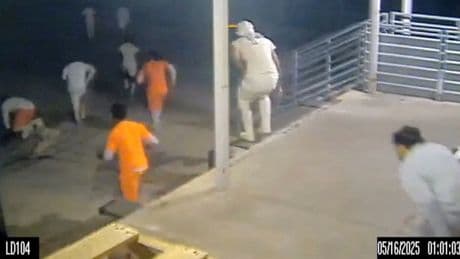 Politie pakt drie mannen op die via wc uit gevangenis vluchtten in VS