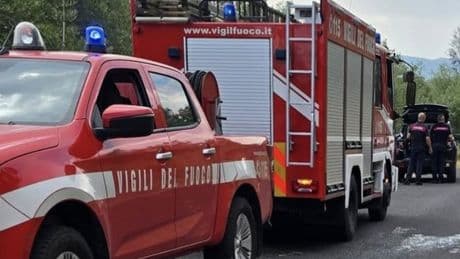 Incidente a Pavia, tre morti in un frontale tra auto e scooter. «Due sono sbalzati nel canale e annegati»