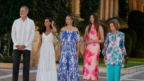 Leonor y Sofía debutan en Marivent en una velada con aire tropical