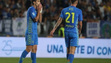 Rivoluzione in Serie A, stipendi dei calciatori ridotti in caso di retrocessione: cosa cambia la regola