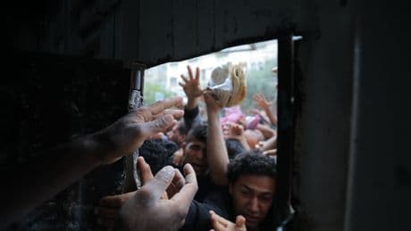 La ayuda humanitaria empieza a circular con cuentagotas por el interior de Gaza