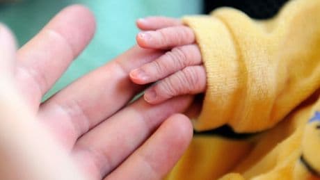 "Des résultats spectaculaires": une enfant prématurée sauvée grâce à un traitement à base de miel et de peau de poisson