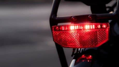 Mehr Sicherheit auf dem Fahrrad: 17-Euro-Rücklicht leuchtet auf, wenn Sie bremsen