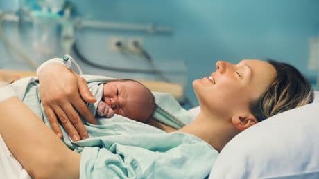 Los nuevos permisos de paternidad ya están en vigor: 17 semanas pagadas y dos extra hasta los 8 años