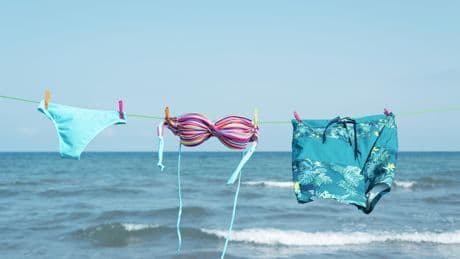 Nach dem Schwimmen: So häufig sollten Sie Badesachen waschen