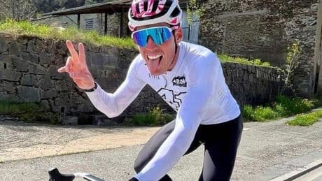 El desafortunado estreno de Aleix Espargaró en el ciclismo: abandona el Tour de Austria por una posible lesión en la mano