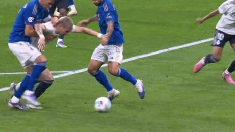 Así fue el penalti que Mastantuono pidió y De Burgos Bengoetxea decidió no pitar