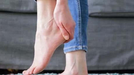 Doctor explains what common symptoms in our feet can tell us about our health