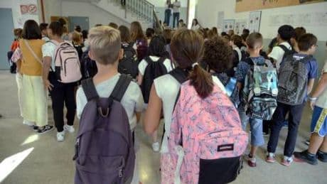 No a standard imposti dai social ai ragazzi, medici estetici nelle scuole