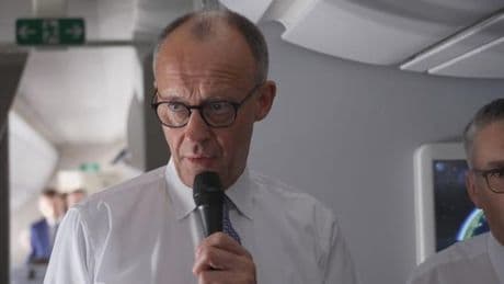 „Es geht darum, dass wir ein Zeichen setzen“, sagt Merz auf dem Flug nach Paris
