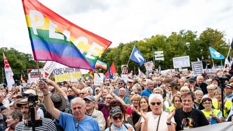Berlin: 12.000 Menschen bei Gaza-Demo von Wagenknecht und Hallervorden
