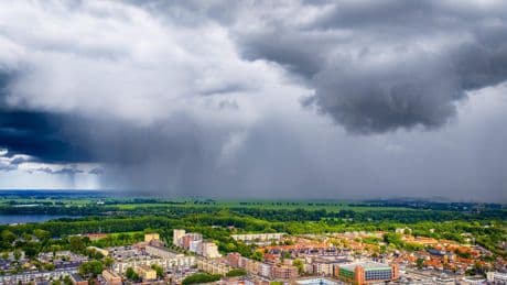 LIVE | Ook in Nederland een nat weekend verwacht: flinke buien en temperaturen tussen 20 en 25 graden