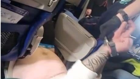 Testigos del vuelo Varsovia-Bilbao desviado: «Iba bebiendo una botella de ron y se ha puesto violento»