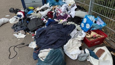 Altkleidercontainer verschwinden – Hilfswerke schlagen Alarm