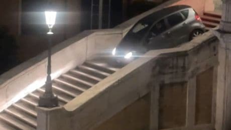 Video - Rentner biegt falsch ab