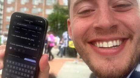 «Are you married?» Así trató de ligarse un hincha inglés a una periodista de EL CORREO con el traductor del móvil
