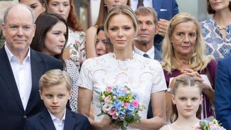 Familienauftritt: Charlène von Monaco überzeugt im Spitzenkleid