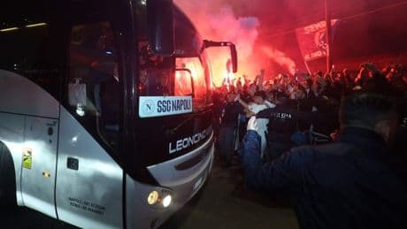 <p>Napoli a un passo dallo Scudetto: in migliaia all&rsquo;aeroporto per Conte e la squadra</p>