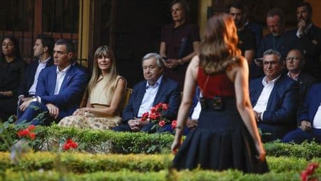 Más policías que vecinos: un barrio blindado para la cena de Sánchez en Dueñas y un cóctel sin foto de familia