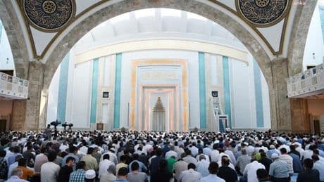 Diyanet’in Cuma hutbesinden: "Bir erkek ve bir kadının baş başa kalması haramdır"