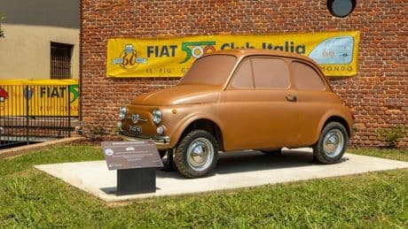 E ora anche la Fiat 500 ha il suo monumento