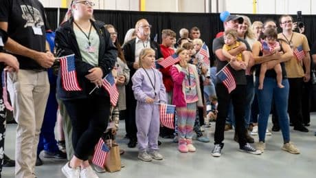 Erste weiße Südafrikaner siedeln als Flüchtlinge in die USA um