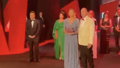 Charlène di Monaco incanta in azzurro al Gala della Croce Rossa 2025 con il principe Alberto