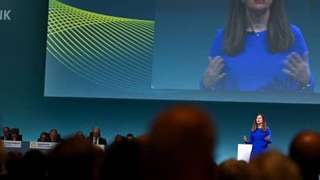 Hauptversammlung in Wiesbaden: Wie die Commerzbank Unicredit bekämpft