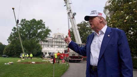 Vor dem Weißen Haus - Trump feiert die „besten Fahnenmasten der Welt“