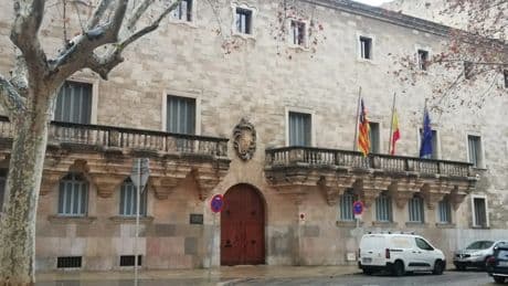Condenada por empujar a su vecina tras una discusión en el aparcamiento del edificio