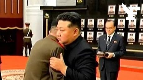 Corée du Nord: les images de Kim Jong-un qui décore ses soldats revenus d’Ukraine