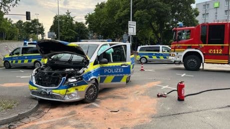 Gelsenkirchen: Polizei-Wagen rammt Auto – mehrere Verletzte auf Kreuzung