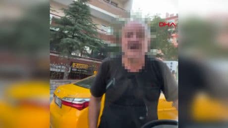 Taksi şoförü ile otomobil sürücüsü arasında kavga! O anlar kamerada