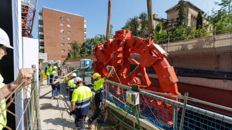 La tuneladora de la L9 recibe la nueva rueda de corte para culminar su trabajo