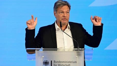 Northvolt pleite - Habecks Lieblingsfirma stellt Betrieb komplett ein