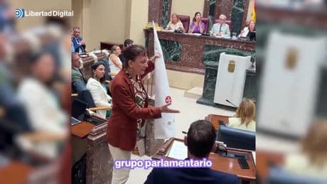 Una diputada de Podemos regala un capirote a uno de Vox para su próxima &quot;cacería&quot;
