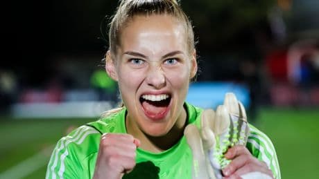 Jonker haalt keepster Van Eijk bij Oranje, Van Domselaar kan niet spelen tegen Duitsland