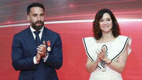 Ayuso y Daphne Cañizares, impecables en la entrega de la Medalla de Oro a Carvajal