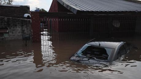 Tres mil personas evacuadas y tres desaparecidas en las inundaciones de Argentina