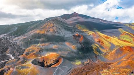 La erupción del volcán activo más grande de Europa vista desde el cielo: así ardió el Monte Etna