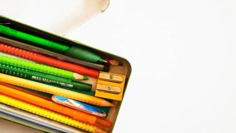 Per un astuccio si spendono anche 40 euro. I libri in 4 anni aumentati del 20 per cento