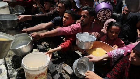 Israel permite la entrada de 5 camiones con ayuda en Gaza tras casi tres meses de bloqueo