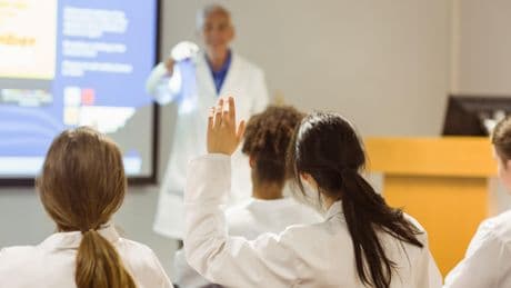 Fin du numerus apertus : comment le gouvernement veut former davantage de médecins