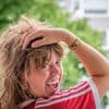 Veerle (24) wast al twee jaar haar haar niet: ‘Mijn haar ruikt niet meer naar bloemetjes, maar neutraal’