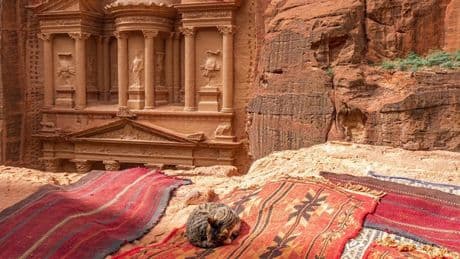 Vacanze, le mete più "instagrammabili" del mondo: da Petra a Siviglia, i viaggi al tempo dei social. La classifica (e dove andare)