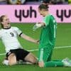 Tienkoppig Duitsland houdt stand in hectisch duel met Frankrijk en bereikt halve finale na strafschoppen