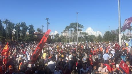 Mersin'de on binler 1 Mayıs için alanlardaydı